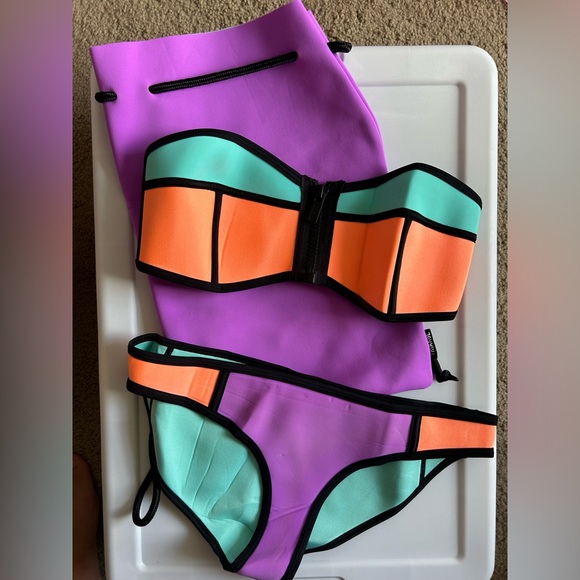 Very Gently Worn Triangl Lily Blueberry Burst Bikini - Picture 5 of 5